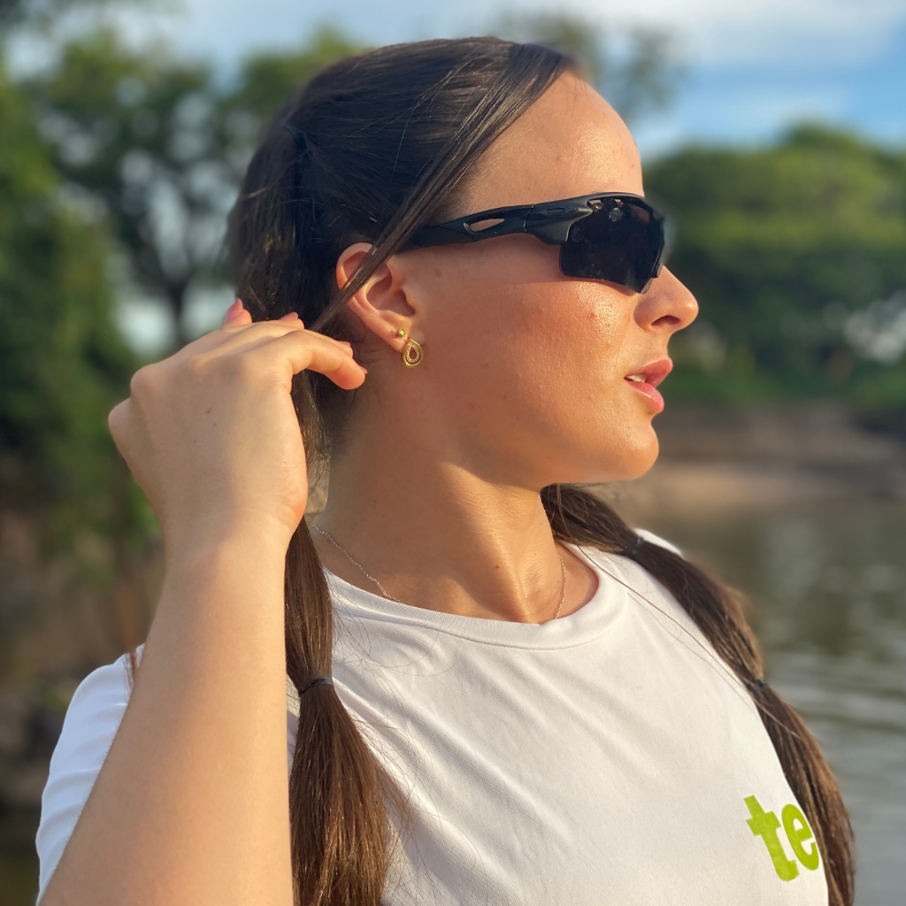 Óculos esportivos, Óculos para corrida, Óculos para ciclismo, Óculos com proteção UV, Óculos com lentes polarizadas, Óculos leves para esportes, Óculos com grip antiderrapante, Óculos para atividades ao ar livre, Óculos de alta performance, Óculos com design aerodinâmico, Óculos resistentes a impactos, Óculos com lentes espelhadas, Óculos para treino e competição, Óculos com armação ajustável, Óculos com ventilação aprimorada, Óculos com estilo futurista, Óculos com lentes coloridas, Óculos com armação over